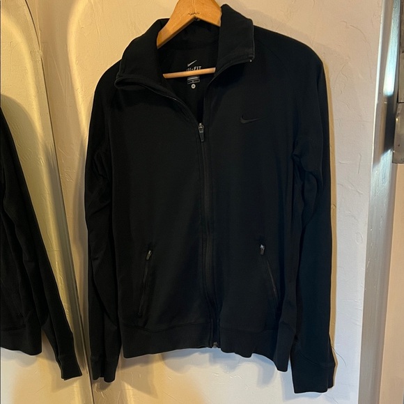 Nike women’s Black zip up Jacket - Picture 2 of 4